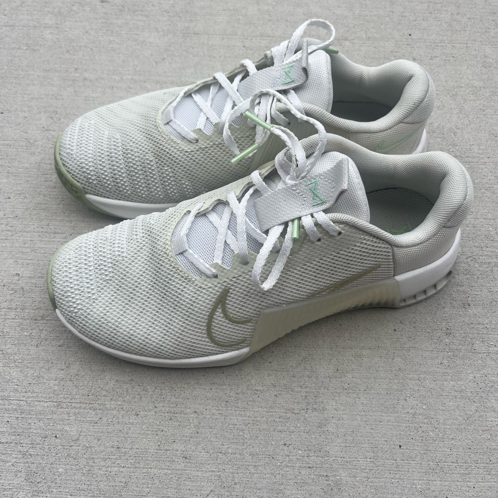 Nike Women's Light Green/White Athletic Training Shoes